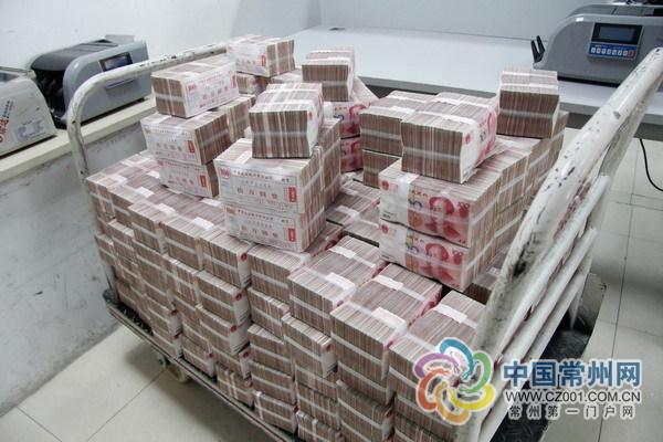 组图揭秘:银行日收20亿 常州的钞票去哪儿了?