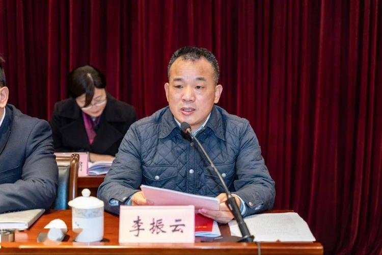 李振云作2020年安全生产工作总结会上,各街道及区相关部门领取年度