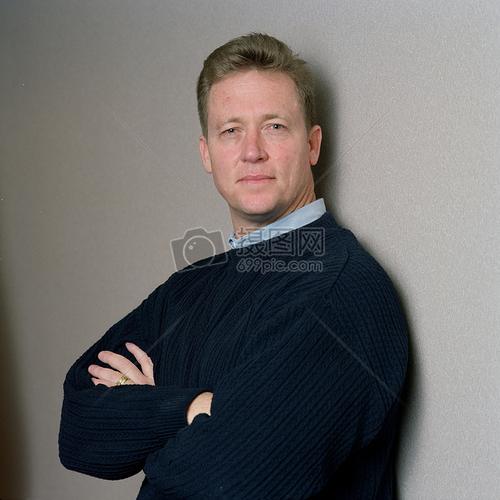 抱着手臂的欧美男人