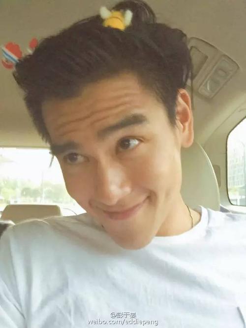 比如彭于晏,哥秀的就是条条分明的抬头纹
