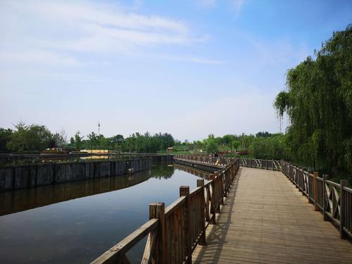 写美篇 西安浐灞国家湿地公园位于灞河与渭河交汇口区域,毗邻泾渭湿地