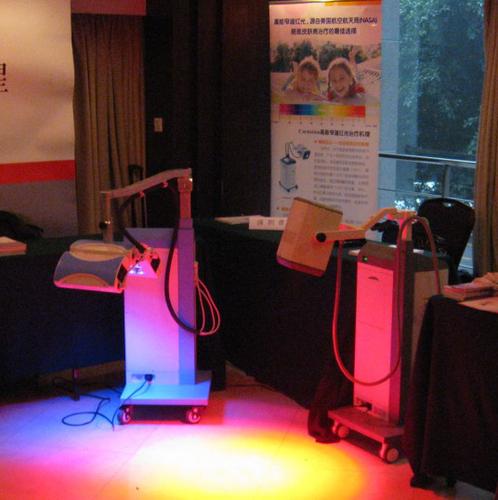 普门科技的高能红光,红蓝光治疗仪在会上展出