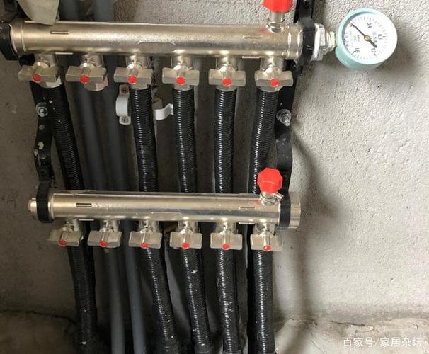 安装步骤一:首先我们要做的是地暖的分集水器与加热管道的连接.