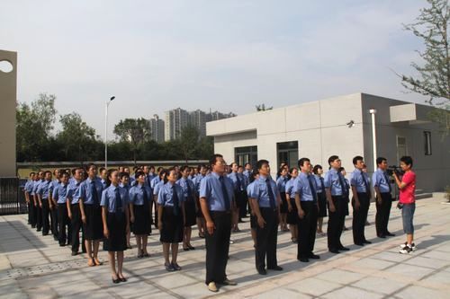 全体干警面向国旗行注目礼