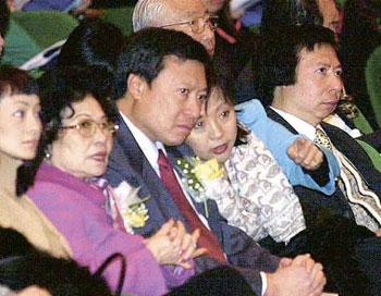 前夫是名医 育有三名子女据港媒报道,触发这场豪门"家族政变"的唐锦馨