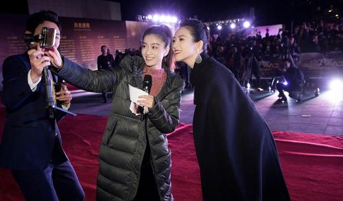 去参加生日会,新剧传言客串,张雪迎被说越来越像章子怡了?