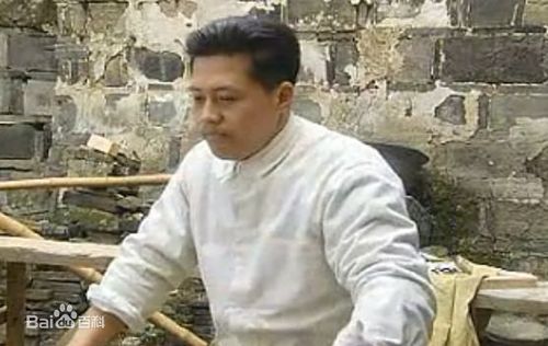 古镇绣女阿慧与邻村木匠阿平青梅竹马,不料她被东家少爷赵景憧无意