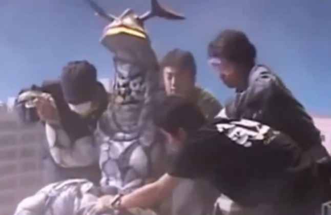 本以为奥特曼皮套演员很辛苦,看到怪兽摔倒,网友:能起来就不错