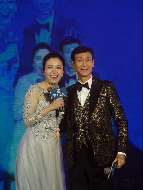 郑少秋老了也有气质,花衬衫配西装潇洒有型,看得出过得挺滋润