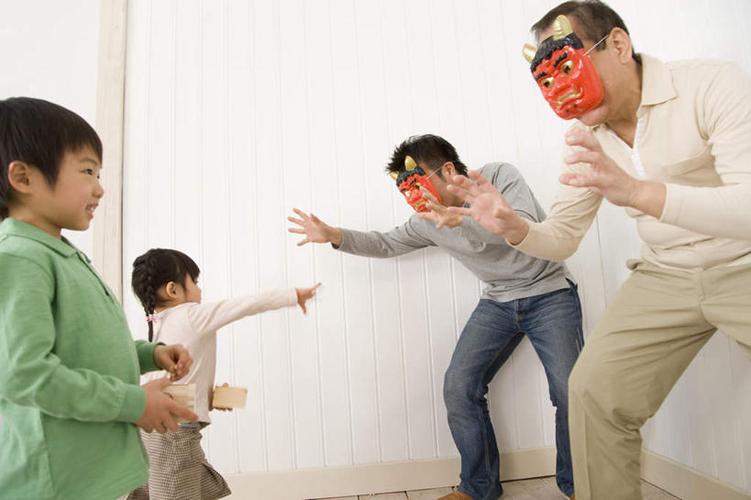 东方人,儿童,四个人,家庭,父亲,女儿,儿子,祖父,站,投,横图,室内,白天