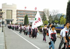 鄞江中学高一新生徒步上陵园深切缅先烈