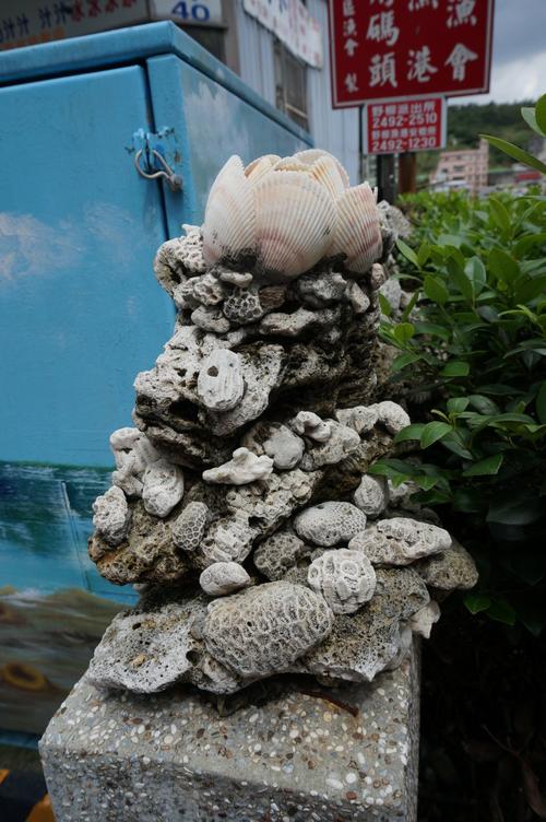 街头贝壳和珊瑚做成的小装饰品,很有渔港风情