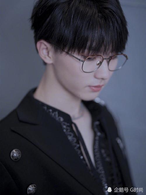 马嘉祺一身黑衣装,酷范儿十足,佩戴眼镜增添斯文气质