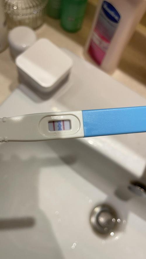九月20号用验孕棒测试发现两条杠怀疑