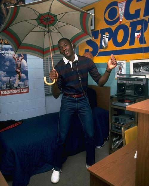 迈克尔乔丹大学时期照片合集那年十八站着如喽啰