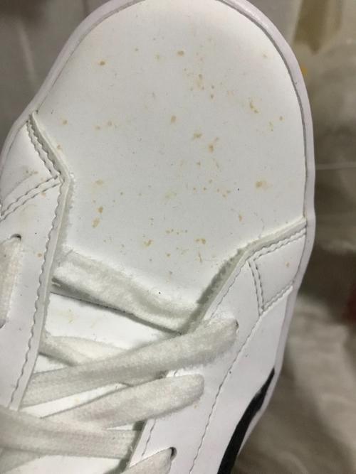 鞋子只穿了一次 上面不知道粘的什么东西 就是前面全部是黄点怎么洗都