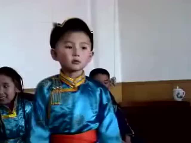 乌达木小时候清唱《小白兔》4岁就那么厉害了!