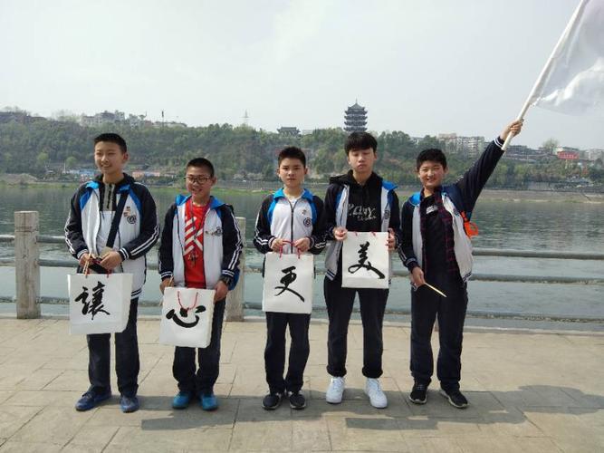 环保靠大家——汉滨初中 初一(25)班学雷锋活动实践实纪(二) 李晗钰