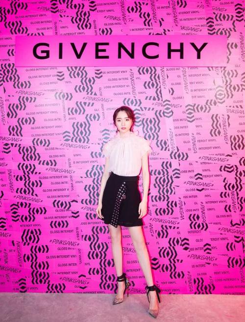 蒋梦婕撞上胡冰卿,身高都是166还穿相似的裙子,差别却