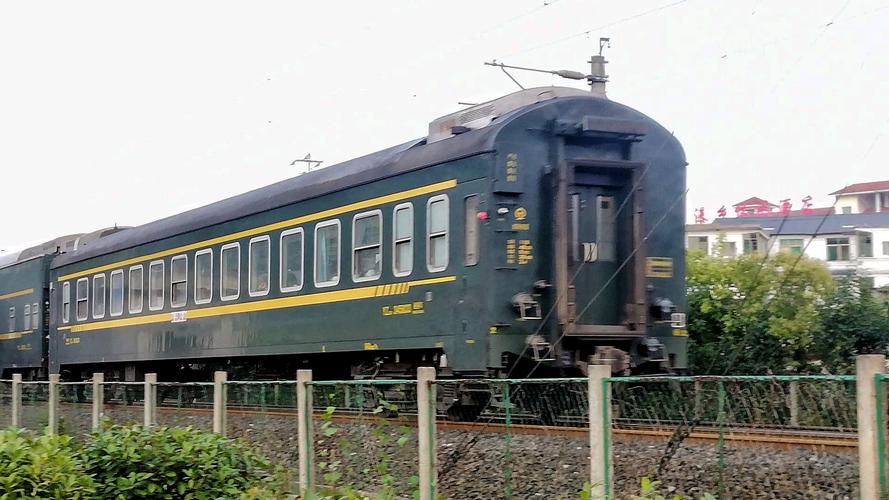 贵段还在运用的双层列车