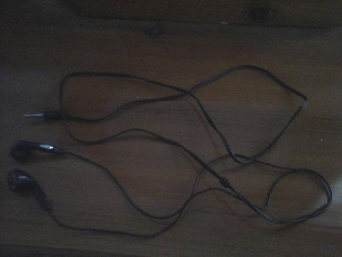 会不会耳机线里面的电线断了 追问 不知道 我发一下我耳机的照吧