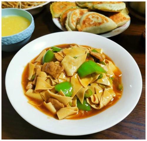 在东北,尖椒干豆腐很受欢迎.