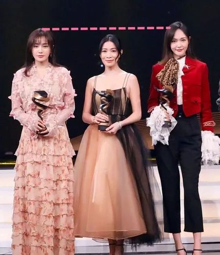 秦岚穿25cm高跟鞋像踩高跷,古力娜扎身高172也穿恨天高?