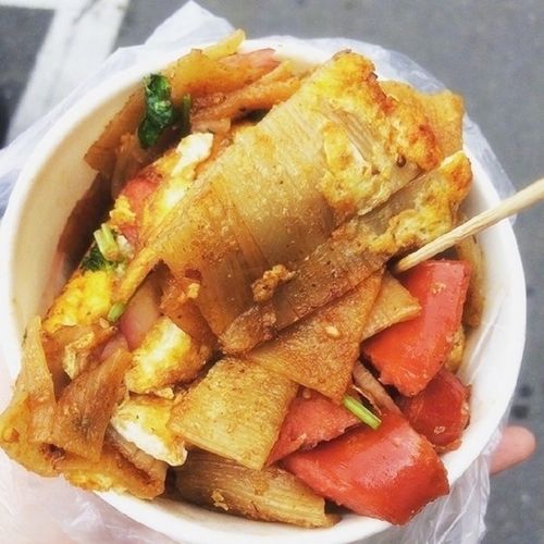 原创 东北烤冷面pk煎饼果子,谁才是路边摊扛把子?