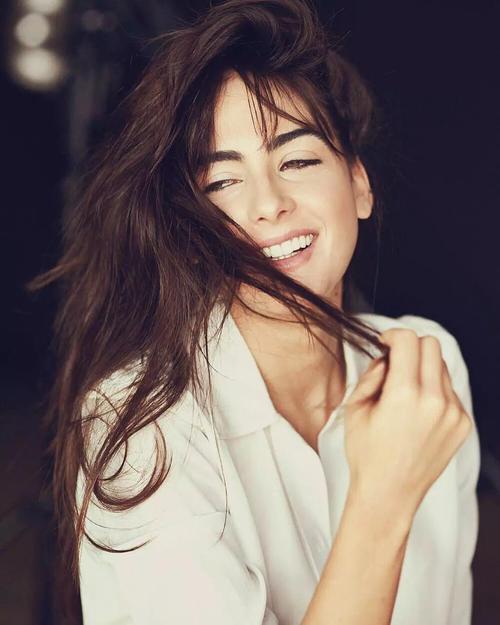 巴拉圭女球迷拉里萨·里克尔梅 一时激动把手机塞进胸衣 瞬间让她成为