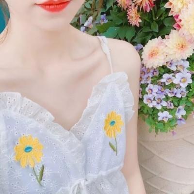 女生头像露肩绑带锁骨