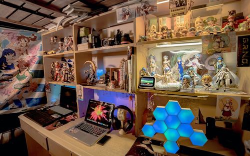 肥宅大学生宿舍桌面光手办就花了六七万桌面文化