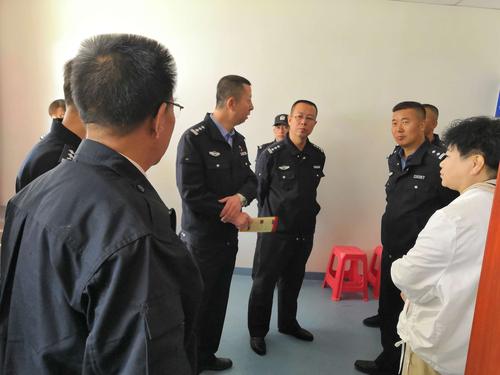 接着,又向宁华园警务室社区民警马宁了解了社区警务工作机制情况.