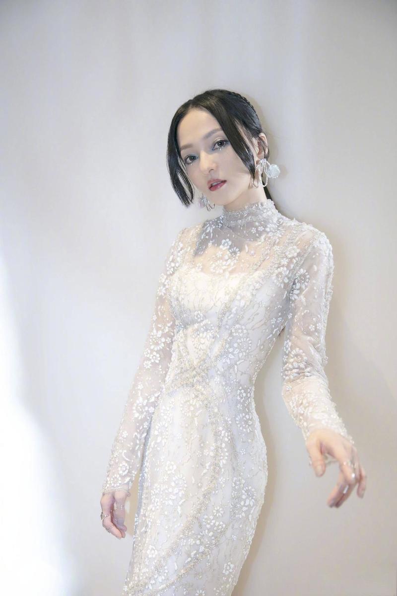 张韶涵优越身材大家有目共睹,穿斜肩上衣搭配高腰裤,高挑又洋气