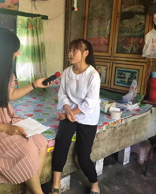 朴实的乡村女孩儿,希望通过努力学习带着相依为命的