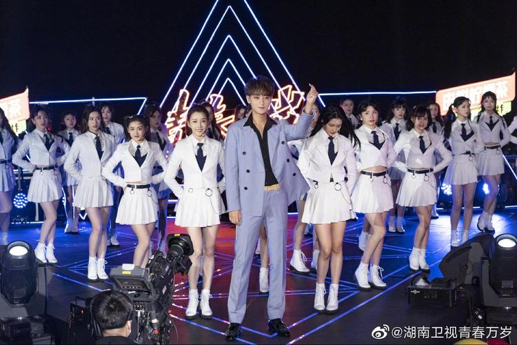 和《创造营2020》学员们一起唱跳《你最最最重要