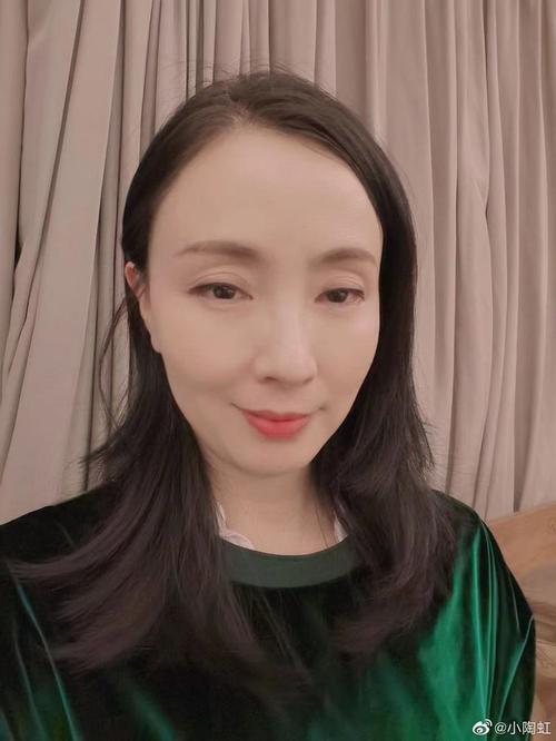 46岁小陶虹无惧素颜拍照有颜任性自拍角度清奇