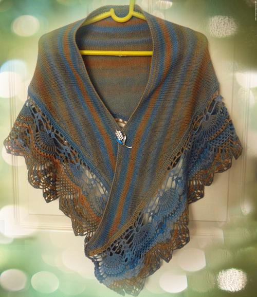 日志看到这款钩织结合的披肩,下一子心就动了,找出线来学习月牙的织法