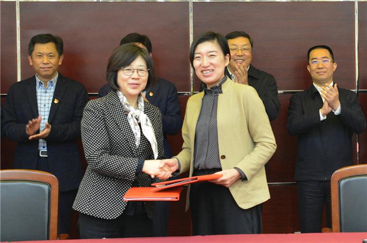 省教育厅副厅长毛杰与鹤壁市副市长李小莉分别代表省教育厅和鹤壁市