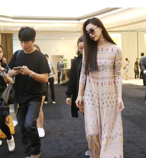 原来范冰冰腿型是这样,颜值高身材好走路都带风