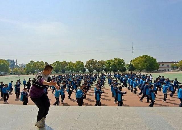 郧阳区二中开展"太极拳进校园"活动
