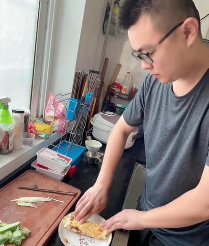 姚威亲自下厨做早餐,单手打蛋技术娴熟,田静:会做饭的男人最帅