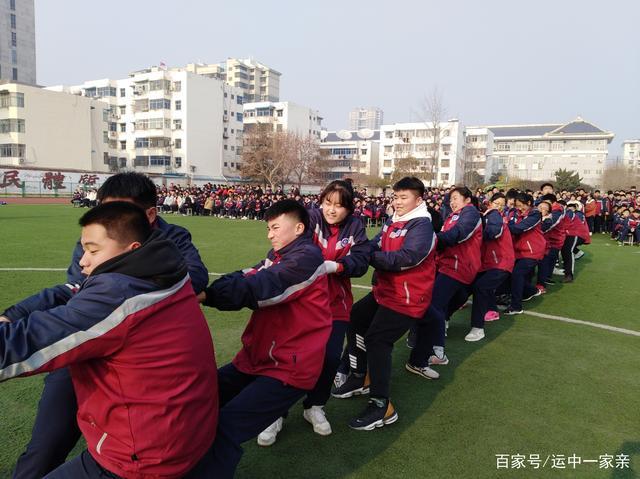 邳州市运河中学初三年级举行拔河比赛