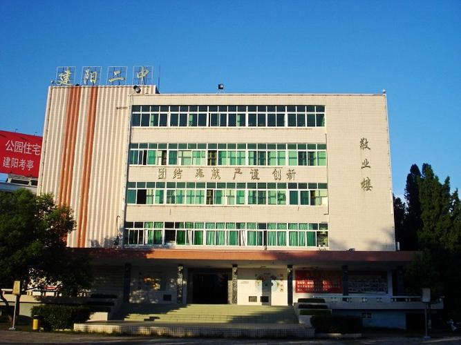 傍晚锻炼回来,夕阳下的校园,真美!