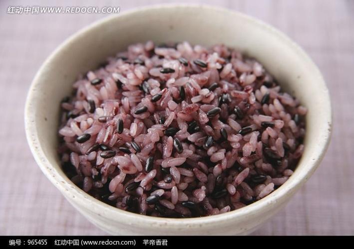 一碗黑米饭图片
