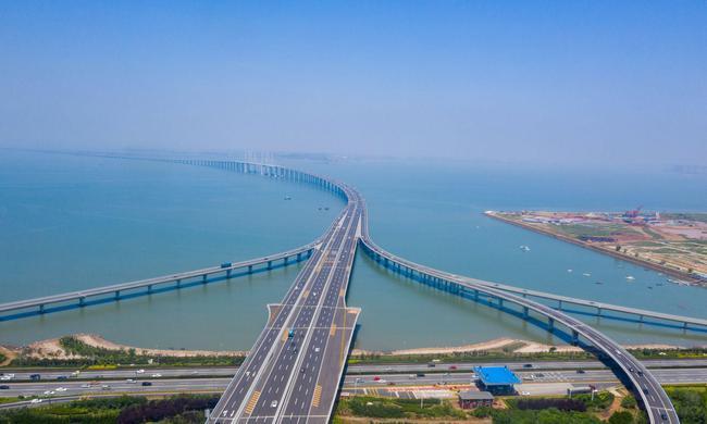青岛胶州湾跨海大桥看似不合理,却是暗藏玄机,给设计师加个鸡腿