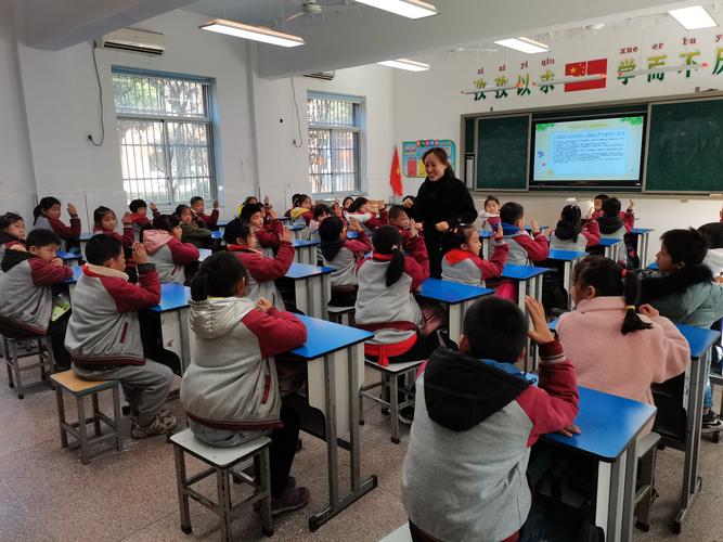 《宪法在我心中》主题班会——丹阳市吴塘实验学校二4