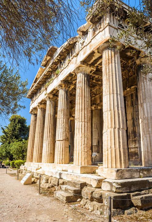 雅典市中心古希腊遗址的风景. 著名的历史建筑在雅典的阿戈拉夏季.