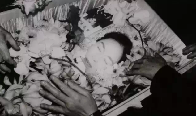 和在棺材里被鲜花簇拥沉睡的阳子的遗容