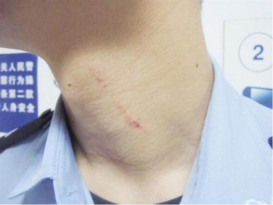 可怜的民警招谁了 女大学生掐民警脖子被刑事拘留