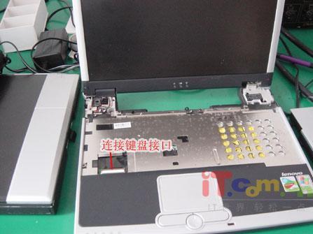 本子后面也有4个螺钉固定键盘键盘上方也有3个螺钉拆开后键盘就出来了